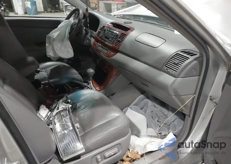 2005 Toyota Camry Xle z USA, uszkodzony, nr VIN 4T1BE30K65U588463